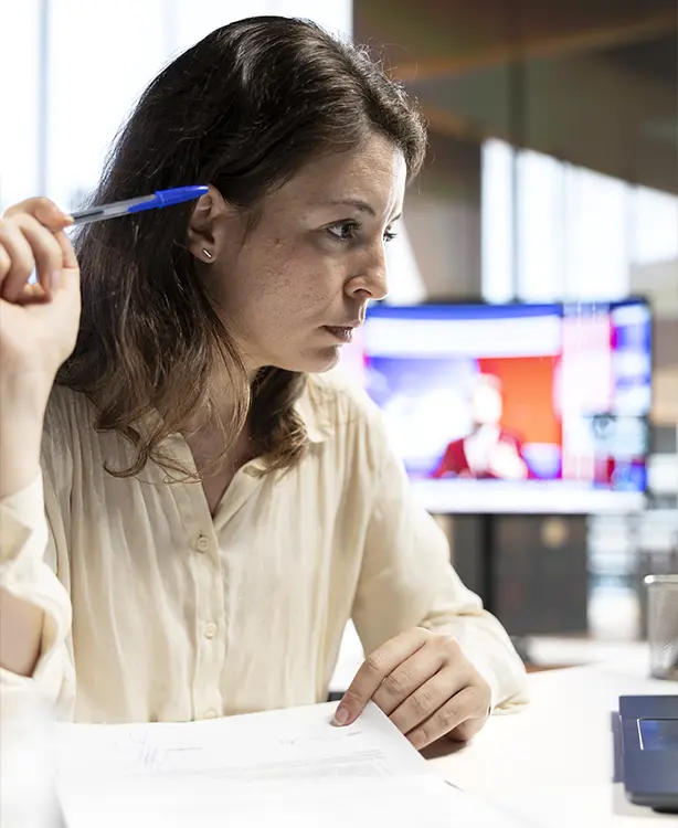 Professora orientando estudante com estratégias de reforço positivo